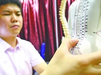 在黑暗中前行，他活成了别人的“眼睛”，90后盲人小伙身家千万