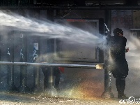 智利抗议活动持续 防暴警察遭袭身上着火