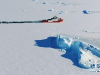 “雪龙2”号完成中山站航道破冰 冰上卸货全面展开