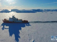 “雪龙2”号完成中山站航道破冰 冰上卸货全面展开