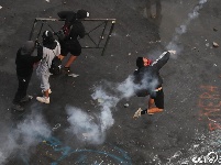 智利抗议活动持续 防暴警察遭袭身上着火