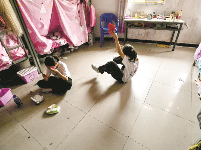 从京剧票友到最小学员 武汉这对双胞胎姐妹不简单
