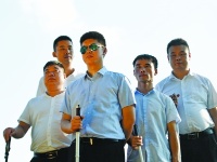 在黑暗中前行，他活成了别人的“眼睛”，90后盲人小伙身家千万