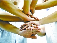 在黑暗中前行，他活成了别人的“眼睛”，90后盲人小伙身家千万