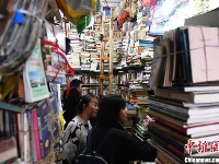 重庆旧书店成网红，旧书一直堆到天花板