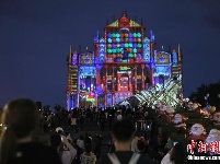 澳门光影节光雕表演为大三巴牌坊披上彩衣