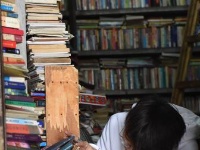 重庆旧书店成网红，旧书一直堆到天花板