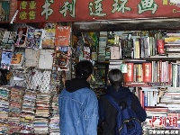 重庆旧书店成网红，旧书一直堆到天花板