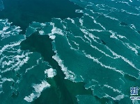 青海湖进入封冻期