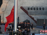 侵华日军南京大屠杀遇难同胞纪念馆举行下半旗仪式