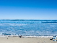 青海湖进入封冻期