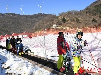 湖北保康：冰雪世界度快乐假日