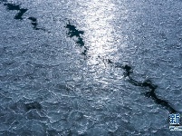 青海湖进入封冻期