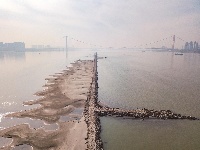 长江水位创新低 白沙洲显露真容
雨水偏少是主因 多部门联动应对
