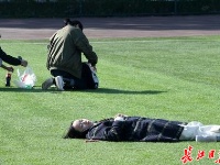 武汉冬日暖阳普照，学生操场晒太阳