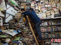 重庆旧书店成网红，旧书一直堆到天花板