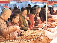 江城两大美食盛宴首日吸引5万市民