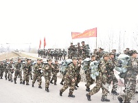 新兵拉練，讓青春綻放軍營(yíng)