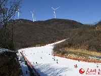 湖北保康：冰雪世界度快乐假日