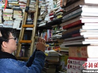 重庆旧书店成网红，旧书一直堆到天花板
