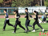 武汉冬日暖阳普照，学生操场晒太阳