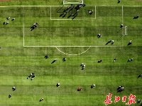武汉冬日暖阳普照，学生操场晒太阳