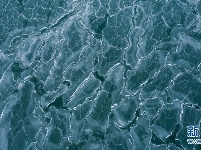 青海湖进入封冻期