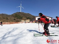 湖北保康：冰雪世界度快乐假日