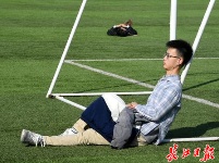 武汉冬日暖阳普照，学生操场晒太阳