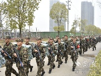 新兵拉練，讓青春綻放軍營(yíng)