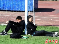 武汉冬日暖阳普照，学生操场晒太阳