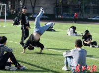 武汉冬日暖阳普照，学生操场晒太阳