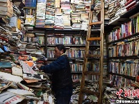 重庆旧书店成网红，旧书一直堆到天花板