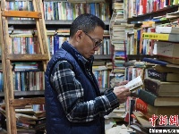 重庆旧书店成网红，旧书一直堆到天花板