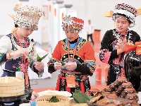 江城两大美食盛宴首日吸引5万市民