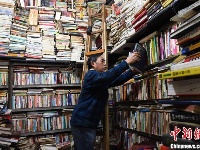 重庆旧书店成网红，旧书一直堆到天花板