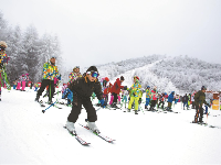 林海雪原赏景 湖北省首届冰雪大会神农架开幕