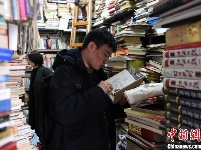 重庆旧书店成网红，旧书一直堆到天花板