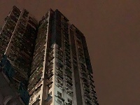 重庆居民楼起火 汽车堵路被掀翻在地