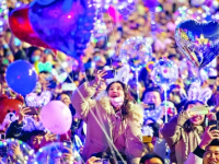 武汉上演激情跨年夜  爱你爱你一起跨到2020