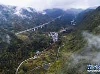 80后土家女孩利川深山造寨，直播干农活月入过万