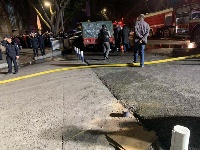 重庆居民楼起火 汽车堵路被掀翻在地