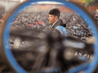 武汉洪山数万辆共享单车淘旧换新，单车拆卸工年均25岁