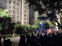 重庆居民楼起火 汽车堵路被掀翻在地
