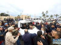 利比亚首都民众哀悼军事学院空袭事件遇难学生 