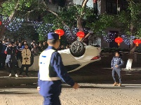 重庆居民楼起火 汽车堵路被掀翻在地