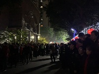 重庆居民楼起火 汽车堵路被掀翻在地
