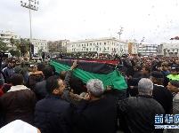 利比亚首都民众哀悼军事学院空袭事件遇难学生 