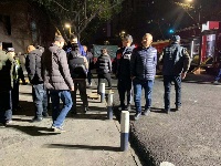 重庆居民楼起火 汽车堵路被掀翻在地