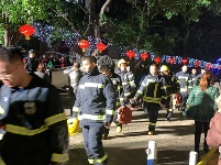 重庆居民楼起火 汽车堵路被掀翻在地